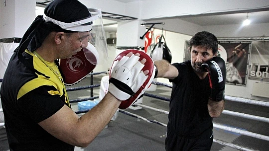 57 yaşında kick boksta gençlere taş çıkartıyor