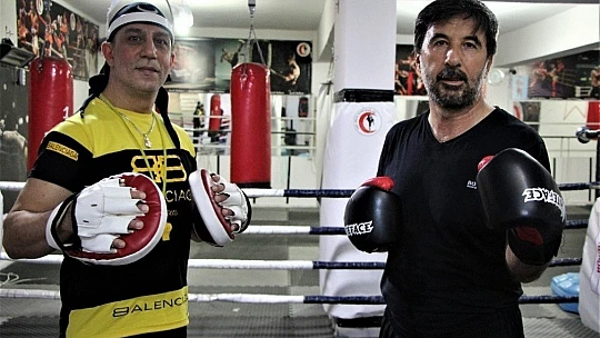 57 yaşında kick boksta gençlere taş çıkartıyor