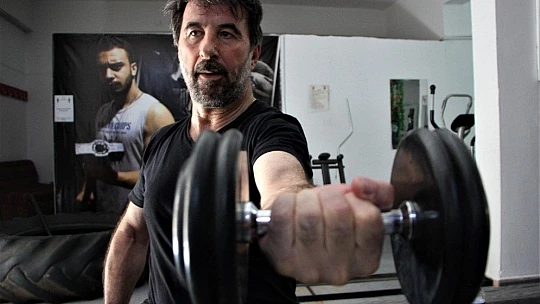 57 yaşında kick boksta gençlere taş çıkartıyor