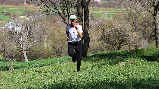 59 yaşında günde 20 kilometre koşarak ultra maratona hazırlanıyor