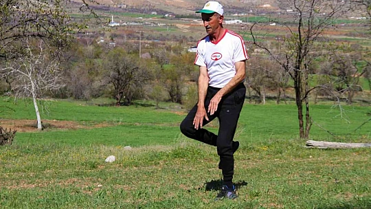 59 yaşında günde 20 kilometre koşarak ultra maratona hazırlanıyor