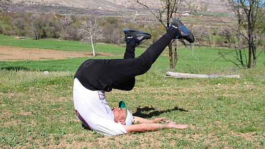 59 yaşında günde 20 kilometre koşarak ultra maratona hazırlanıyor