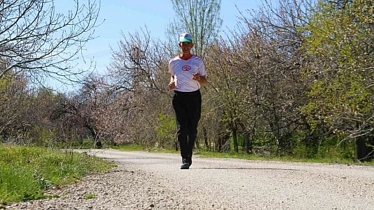 59 yaşında günde 20 kilometre koşarak ultra maratona hazırlanıyor