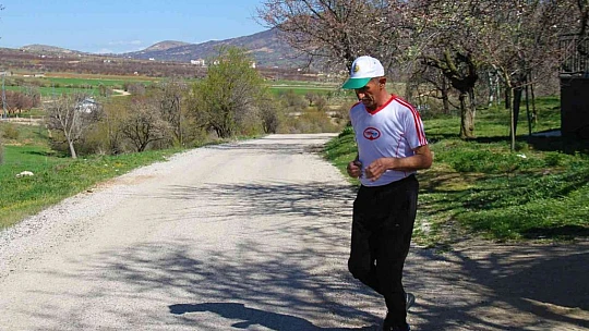 59 yaşında günde 20 kilometre koşarak ultra maratona hazırlanıyor