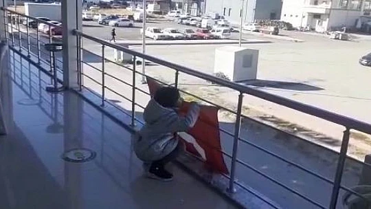 6 yaşındaki kızın bayrak sevgisi: Ters dönen Türk bayrağını önce düzeltti sonra öpüp alnına koydu