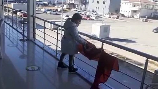 6 yaşındaki kızın bayrak sevgisi: Ters dönen Türk bayrağını önce düzeltti sonra öpüp alnına koydu