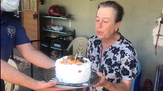 Hatice anneye, polisten doğum  günü sürprizi