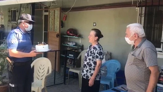 Hatice anneye, polisten doğum  günü sürprizi