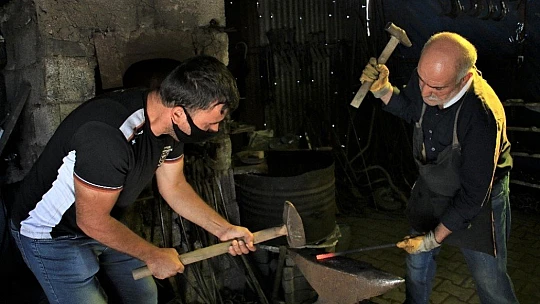 45 yıldır ekmeğini demire şekil vererek kazanıyor