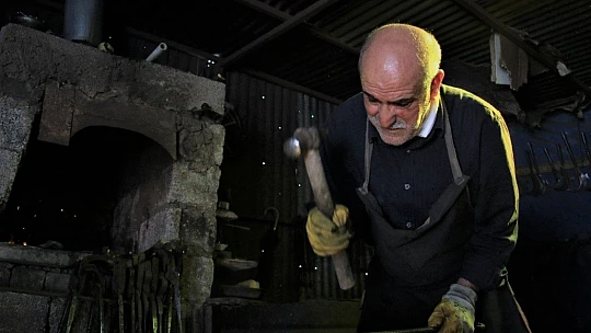 45 yıldır ekmeğini demire şekil vererek kazanıyor