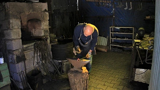 45 yıldır ekmeğini demire şekil vererek kazanıyor