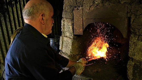 45 yıldır ekmeğini demire şekil vererek kazanıyor