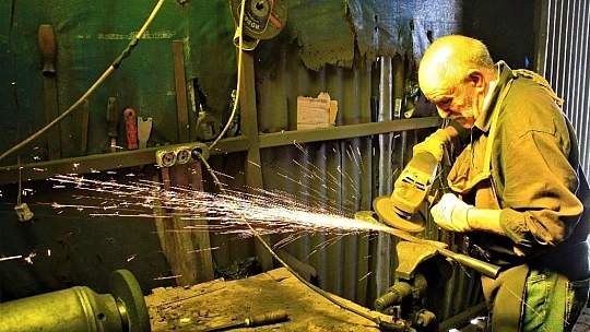 45 yıldır ekmeğini demire şekil vererek kazanıyor