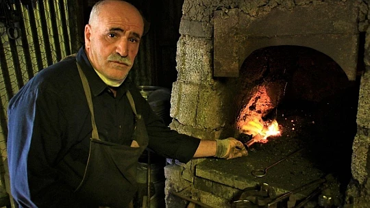 45 yıldır ekmeğini demire şekil vererek kazanıyor