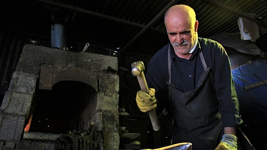 45 yıldır ekmeğini demire şekil vererek kazanıyor