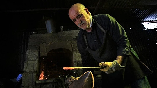 45 yıldır ekmeğini demire şekil vererek kazanıyor