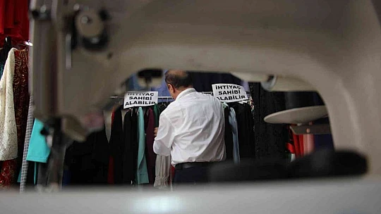 68 Yaşındaki terzi yıllardır 'Askıda Kıyafet' ile ihtiyaç sahiplerini sevindiriyor