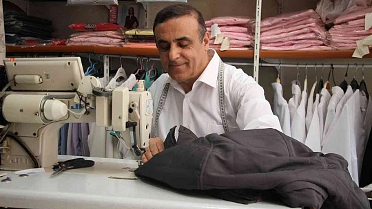 68 Yaşındaki terzi yıllardır 'Askıda Kıyafet' ile ihtiyaç sahiplerini sevindiriyor