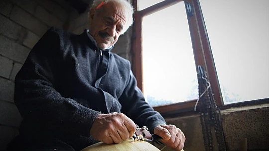 69 yaşında, saz teknesi yapıp Fransa'ya bile satıyor