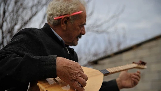 69 yaşında, saz teknesi yapıp Fransa'ya bile satıyor