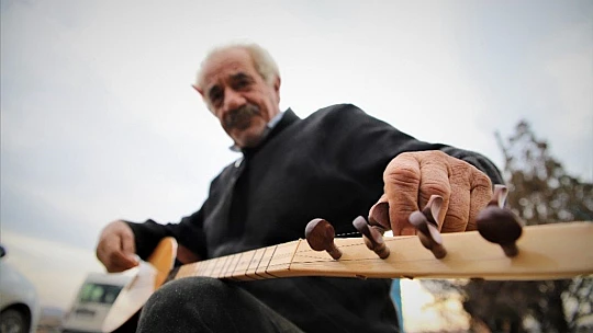 69 yaşında, saz teknesi yapıp Fransa'ya bile satıyor