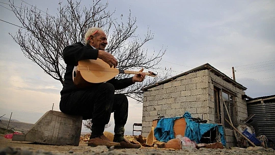 69 yaşında, saz teknesi yapıp Fransa'ya bile satıyor