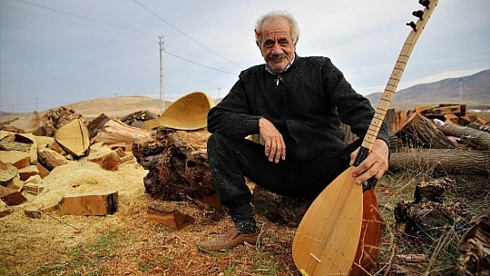 69 yaşında, saz teknesi yapıp Fransa'ya bile satıyor