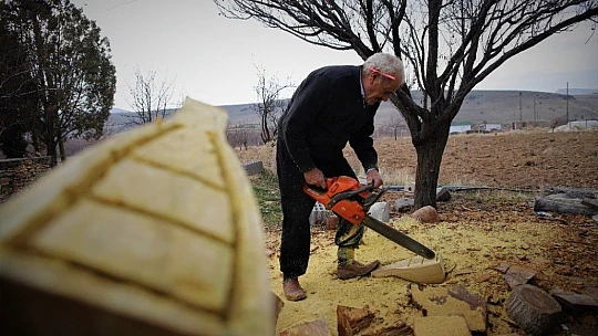 69 yaşında, saz teknesi yapıp Fransa'ya bile satıyor