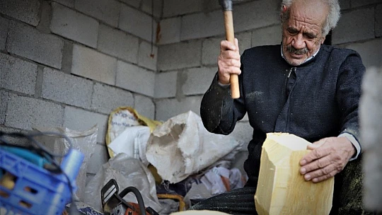 69 yaşında, saz teknesi yapıp Fransa'ya bile satıyor