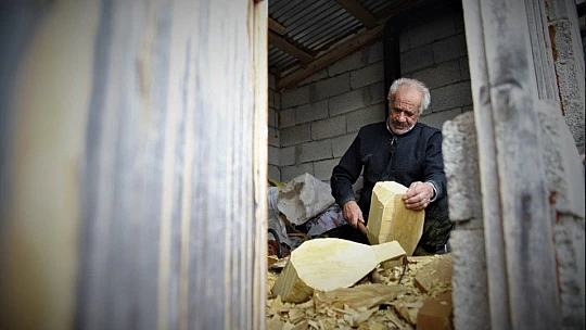 69 yaşında, saz teknesi yapıp Fransa'ya bile satıyor