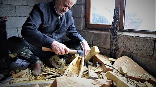 69 yaşında, saz teknesi yapıp Fransa'ya bile satıyor