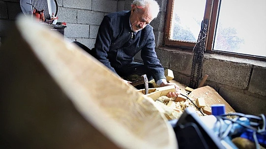 69 yaşında, saz teknesi yapıp Fransa'ya bile satıyor