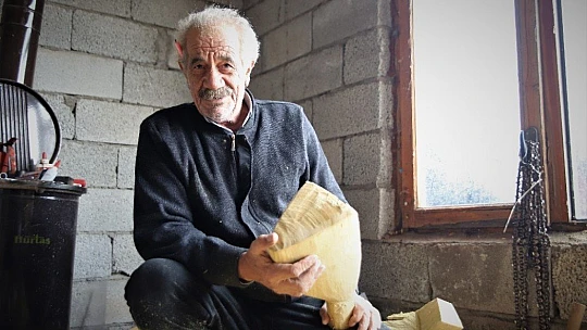 69 yaşında, saz teknesi yapıp Fransa'ya bile satıyor