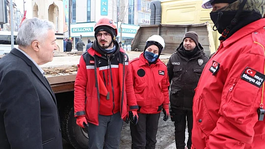 Demirbağ, Malatya'daki enkazlarda arama kurtarma çalışmalarını inceledi