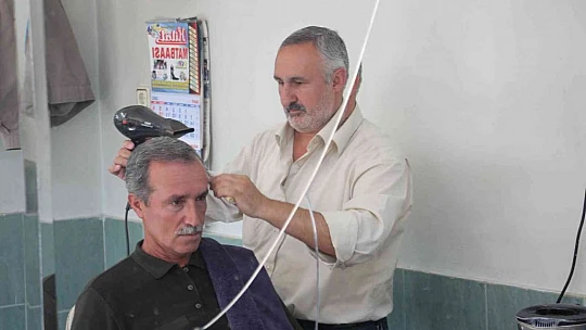 7 yaşında tabureye çıkarak başladı, yarım asırdır makas sallıyor