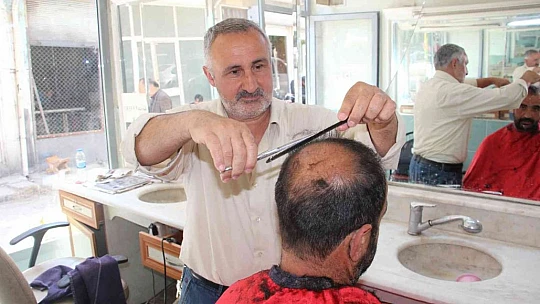 7 yaşında tabureye çıkarak başladı, yarım asırdır makas sallıyor