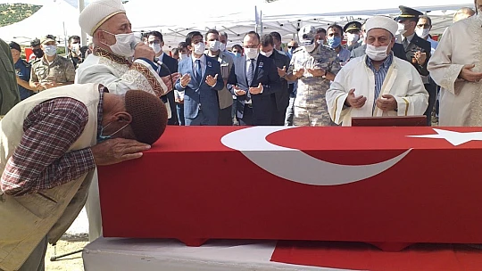 Şehit Asker Babasının Yanına Defnedildi