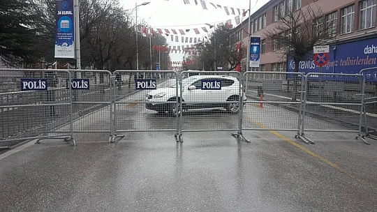 İki Cadde yaya ve araç trafiğine kapatıldı