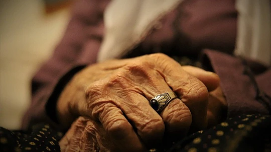 80 torunlu 102 yaşındaki Şahide nine, Covid-19'u evinde yendi