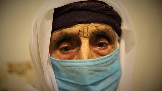 80 torunlu 102 yaşındaki Şahide nine, Covid-19'u evinde yendi