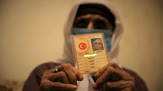 80 torunlu 102 yaşındaki Şahide nine, Covid-19'u evinde yendi