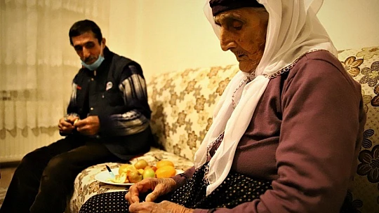 80 torunlu 102 yaşındaki Şahide nine, Covid-19'u evinde yendi