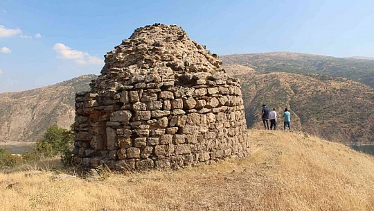 800 yıllık kümbet zamana direniyor
