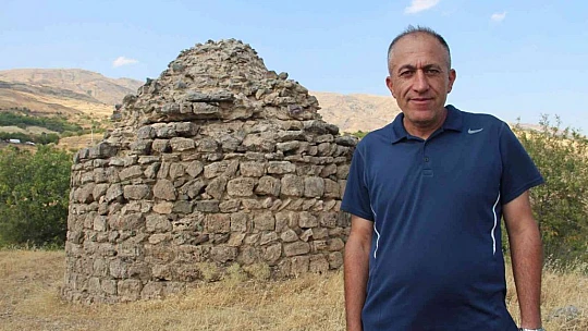 800 yıllık kümbet zamana direniyor