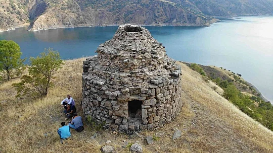 800 yıllık kümbet zamana direniyor
