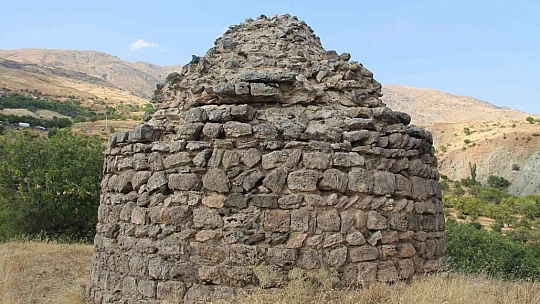 800 yıllık kümbet zamana direniyor