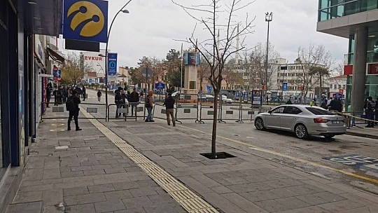 İki Cadde yaya ve araç trafiğine kapatıldı