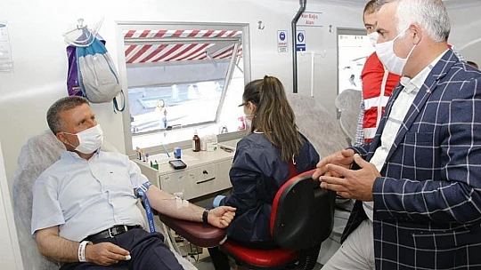 AK Parti İl Teşkilatı Kızılay'a Kan Bağışında Bulundu