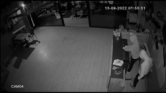 Acemi hırsızlar önce kameraya, ardından polise yakalandı