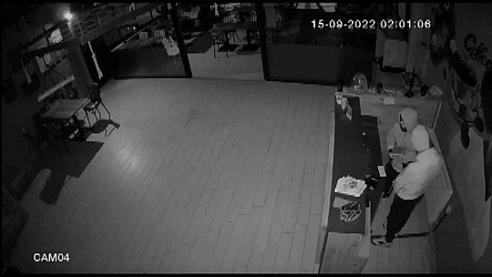 Acemi hırsızlar önce kameraya, ardından polise yakalandı